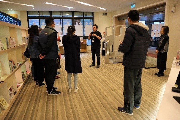 向三芝國中教師介紹館內設備