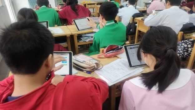 學生瀏覽線上電子書展