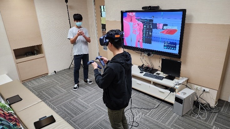 同學透過體驗VR一起複習解剖學課程內容