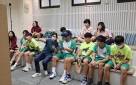向三芝國中師生介紹VR與體驗