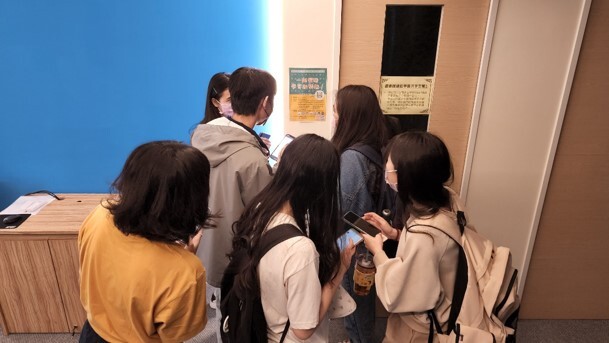 同學掃描QRcode填寫活動問卷並參加抽獎