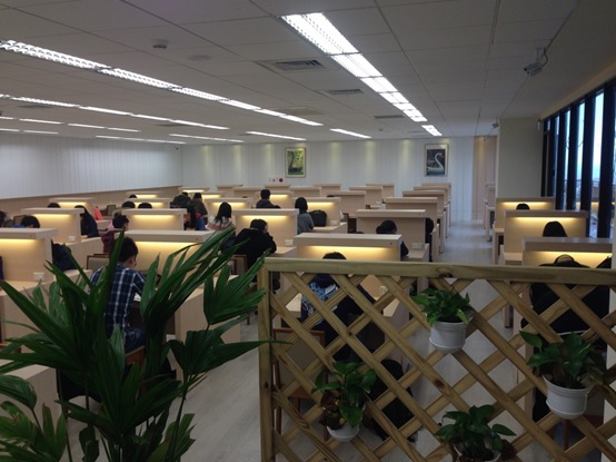 Figure 1. Reading room  (圖一、圖書館閱覽室)