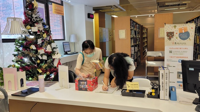 112_1211_你借書我送糖_圖書館聖誕節活動 1