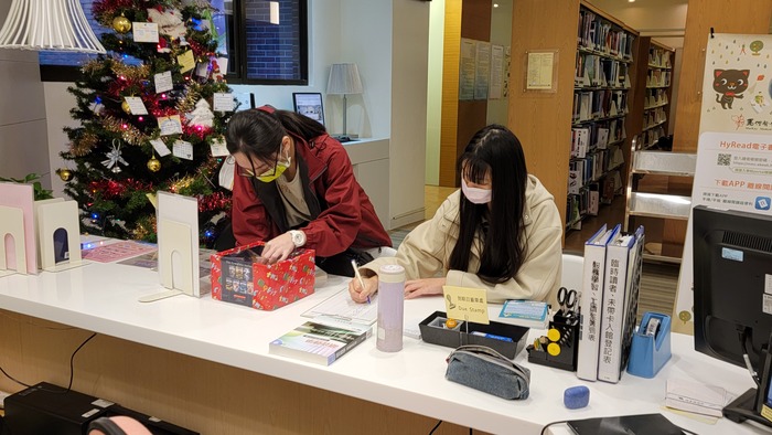 112_1211_你借書我送糖_圖書館聖誕節活動 3