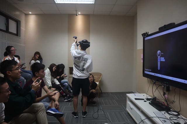 108-11-14 醫學概論VR體驗_醫護同學 13(另開新視窗/jpg檔)圖片