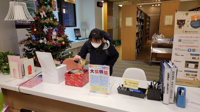 111_1212_你借書我送糖_圖書館聖誕節活動 2