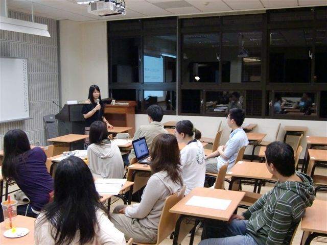 2011世界書香日 文學的迷人光影 - 作家鍾文音的閱讀創作與人生行旅 14(另開新視窗/jpg檔)圖片