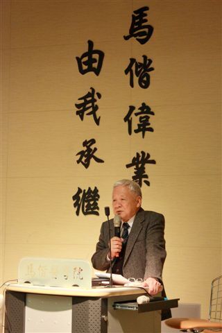 2010-12-15 詩人瘂弦贈書儀式(另開新視窗/jpg檔)圖片