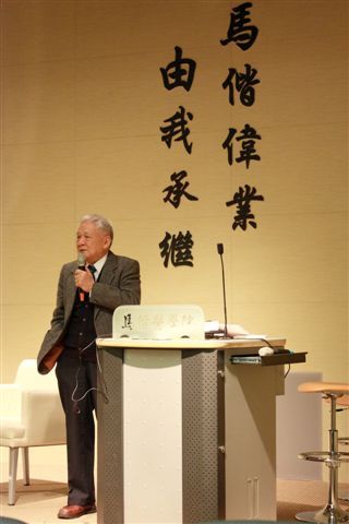 2010-12-15 詩人瘂弦贈書儀式(另開新視窗/jpg檔)圖片