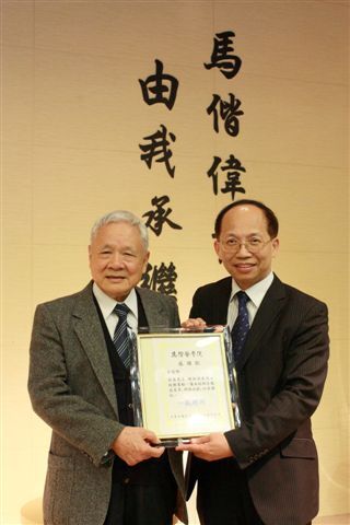 2010-12-15 詩人瘂弦贈書儀式(另開新視窗/jpg檔)圖片