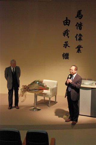 2010-12-15 詩人瘂弦贈書儀式(另開新視窗/jpg檔)圖片