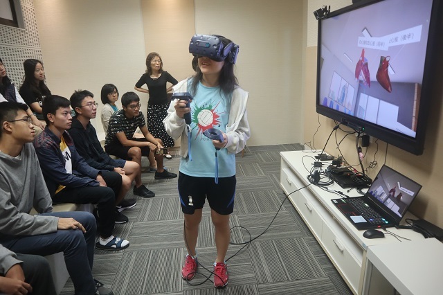 108-10-15 醫學資訊學VR體驗第二批_醫學二 8(另開新視窗/jpg檔)圖片