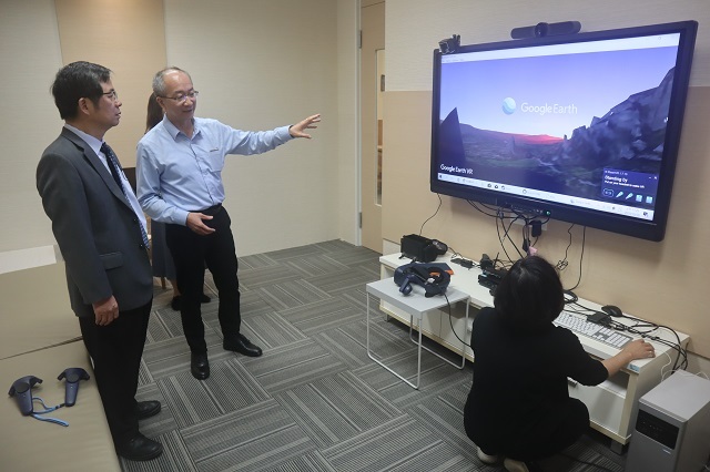 108-10-30 解剖資料庫VR_李居仁校長體驗 1