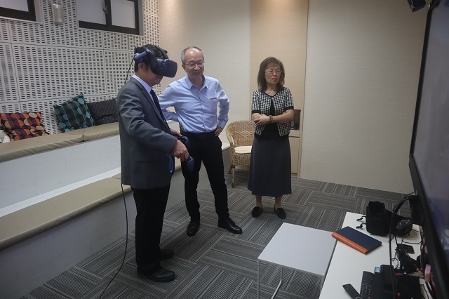 108-10-30 解剖資料庫VR_李居仁校長體驗 3