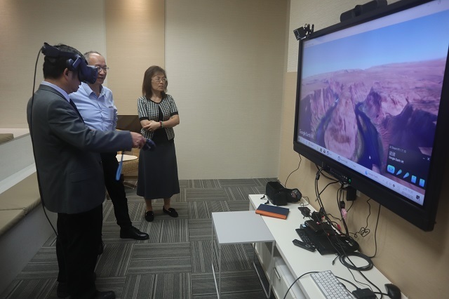 108-10-30 解剖資料庫VR_李居仁校長體驗 4