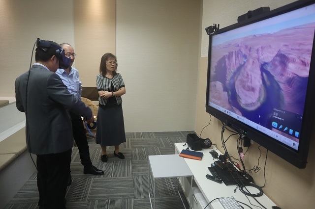 108-10-30 解剖資料庫VR_李居仁校長體驗 5