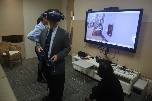 108-10-30 解剖資料庫VR_李居仁校長體驗 8