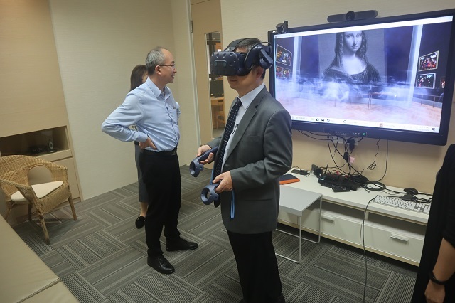 108-10-30 解剖資料庫VR_李居仁校長體驗 9
