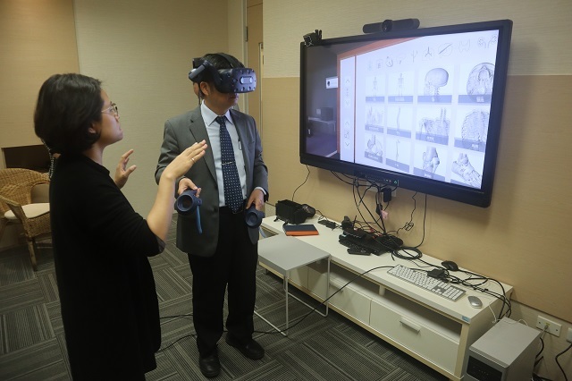 108-10-30 解剖資料庫VR_李居仁校長體驗 11