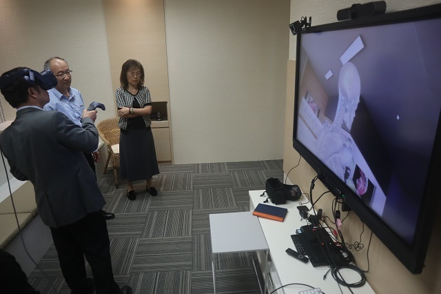 108-10-30 解剖資料庫VR_李居仁校長體驗 12