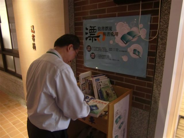 2013-12-09 漂書活動-醫學院(另開新視窗/jpg檔)圖片
