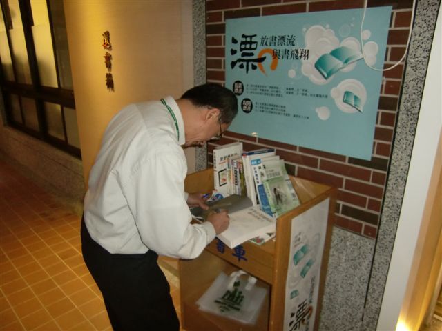 2013-12-09 漂書活動-醫學院(另開新視窗/jpg檔)圖片