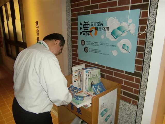 2013-12-09 漂書活動-醫學院(另開新視窗/jpg檔)圖片