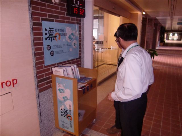 2013-12-09 漂書活動-醫學院(另開新視窗/jpg檔)圖片