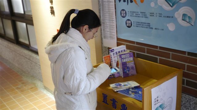 2013-12-09 漂書活動-醫學院(另開新視窗/jpg檔)圖片