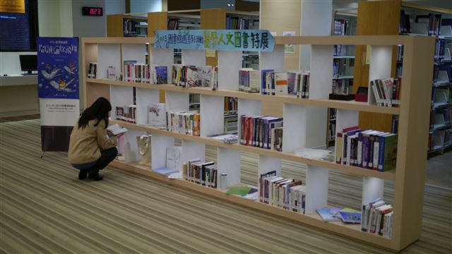 2013圖書館週頒獎 醫學人文書展(另開新視窗/jpg檔)圖片