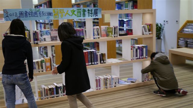 2013圖書館週頒獎 醫學人文書展(另開新視窗/jpg檔)圖片