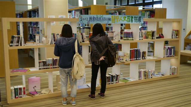 2013圖書館週頒獎 醫學人文書展(另開新視窗/jpg檔)圖片