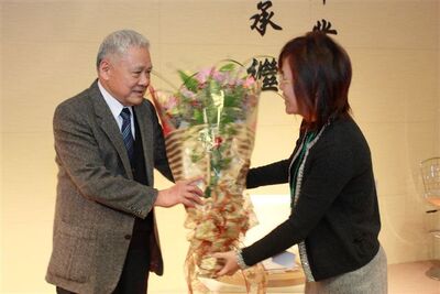 詩人瘂弦贈書儀式
